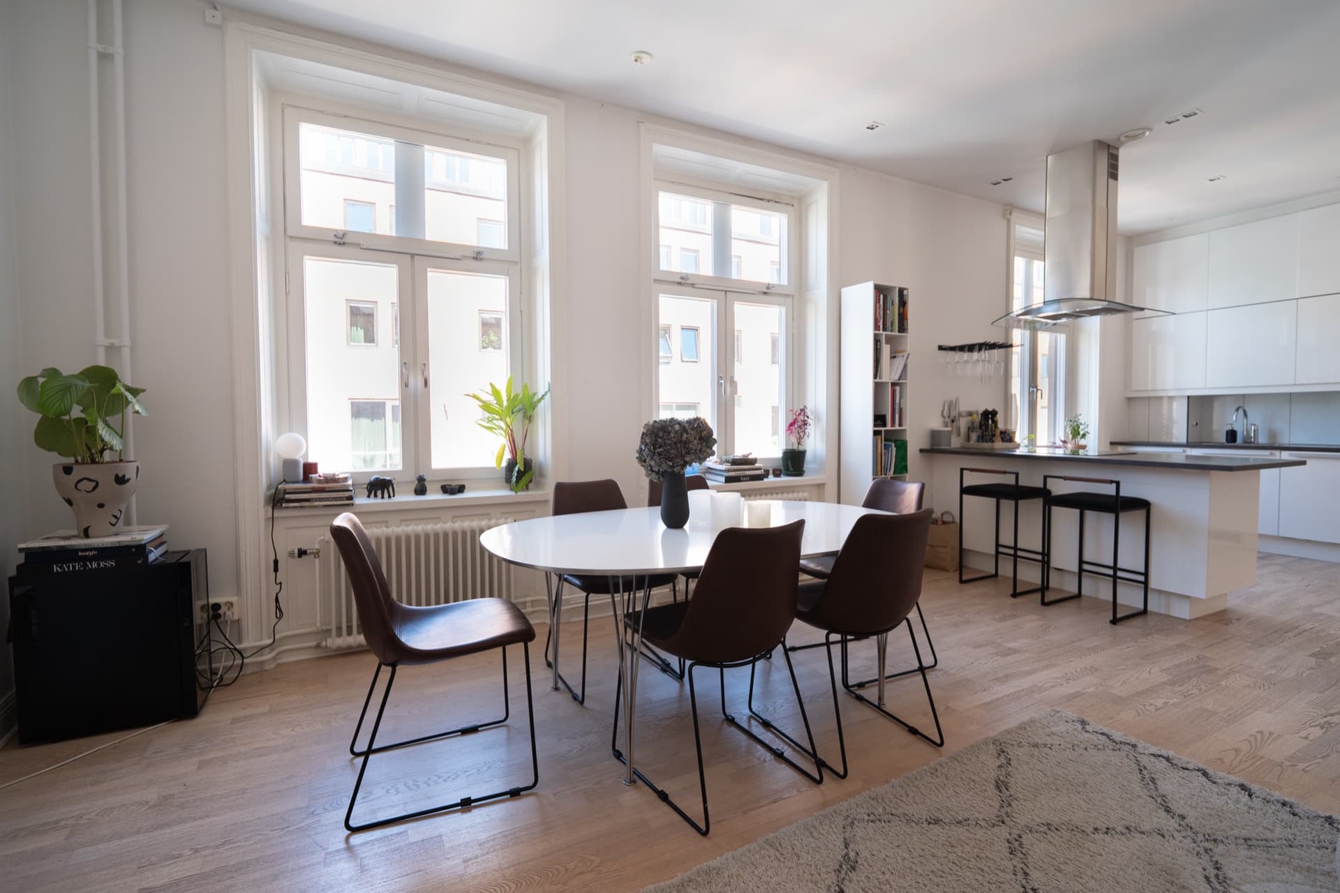 Omsorgsfullt presenterad interiör i en Stockholmsbostad